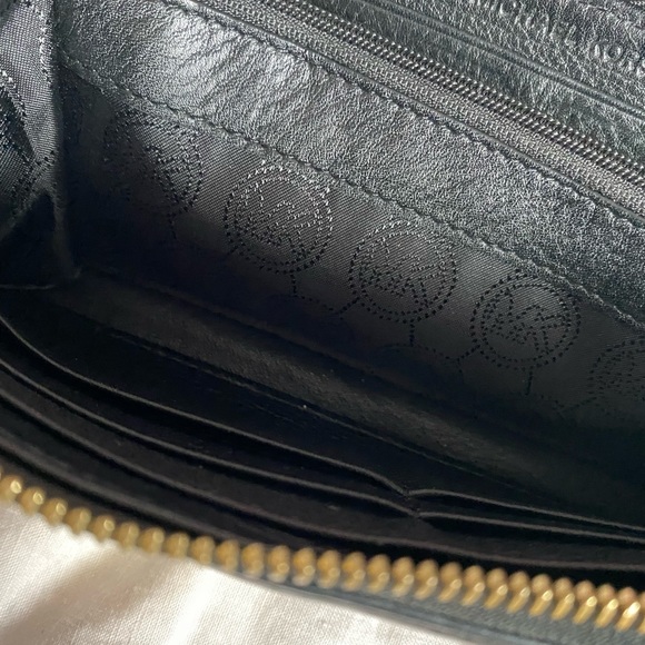 Micheal Kors wallet - Picture 3 of 4